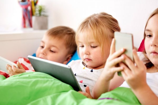 Dzieci z tabletem i smartfonami