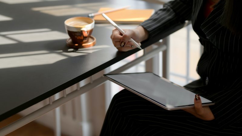 Kobieta pracujaca w domu online