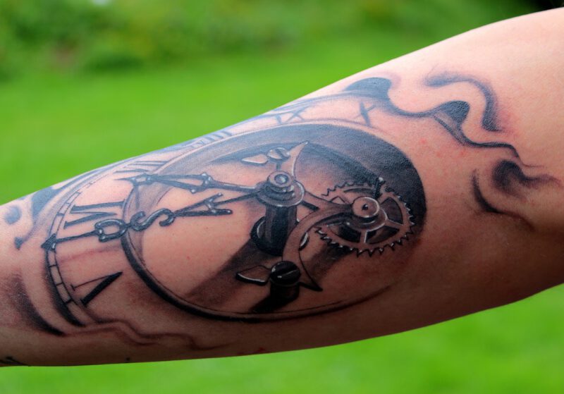Tatuaż symbolizujący zegar