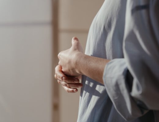 Kobieta żyjąca w trudnym czasie pandemii