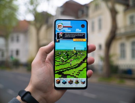Mężczyzna gra w Minecrafta na telefonie