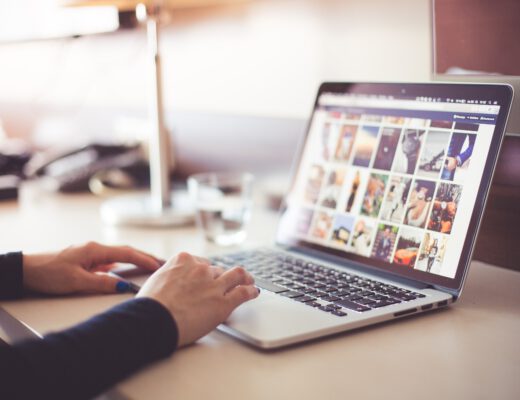 Kobieta uczy się online na swoim laptopie