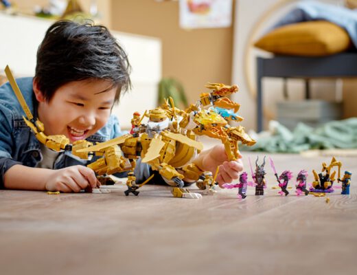Chłopiec bawi się zestawem Lego w pokoju