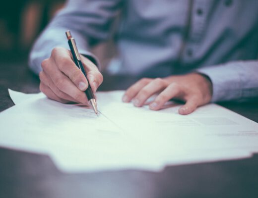 Mężczyzna podpisuje dokumenty związane z rozdzielnością majątkową